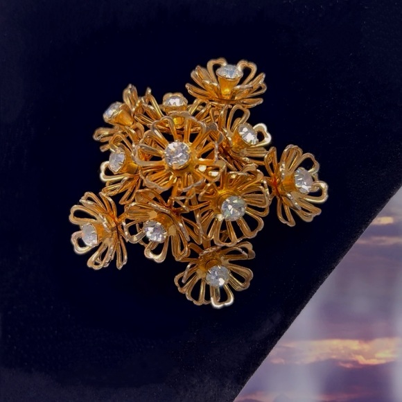 Vintage Coro Three Dimensional Floral Bouquet w/Clear Rhinestone Centers Brooch - Picture 3 of 5